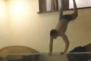 【衝撃】プール飛び込みで大怪我しかけたお馬鹿な男の5秒動画。