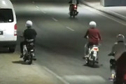 【動画】スマホを見ていたバイクがハイエースに突っ込む事故。