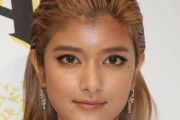 ローラ、小麦肌で色気炸裂...畳に寝転んで妖艶オーラ漂わせ　「美しい眼差し」「どんどん美人に」