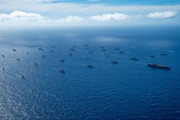 ハワイ沖を編隊を組んで航行する多国籍艦船の大艦隊…世界最大の国際海上演習「リムパック24」！