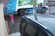 これはGJ動画。道路に飛び出した子供の命を救ったゴミ収集作業員。