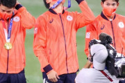 【東京五輪】侍ジャパンの金メダル表彰式、泣けると話題のシーンがこちら・・・