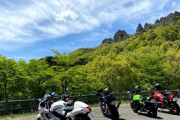 ワイ「バイクとかいう寒い暑いうるさい臭い危ない不合理な乗り物さんさぁ…」