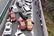 【動画】大渋滞が起きると車を斜めに停めて後続車の割り込みを防ぐ中国。