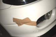 【画像】車の傷を『ガムテープ』で貼ってる会社ｗｗｗｗｗｗ