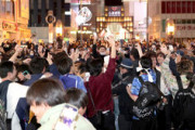 【W杯】サッカー日本代表の劇的白星に大阪・道頓堀はお祭り騒ぎ　ダイブ阻止へ大阪府警はスロープに張り付く