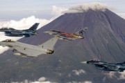 「富士山バックは最高」…井筒空幕長自らF-2戦闘機に搭乗して独空軍ユーロファイターを空中で出迎え！