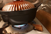 寒いからダイソーの土鍋使って一人鍋作ってる(´･ω･`)