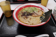 【画像】サービスエリアで食べるどうでもいい普通のラーメン好きな奴wwwwwwwwwwww