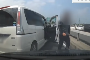 【動画】大阪で白いワゴン車に乗った男があおり運転→停車して「ビビってんのか降りてこい！」と車を叩くも、警察に通報されるとビビッて逃走