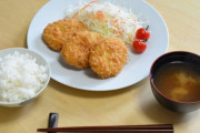 コロッケで白飯は食べづらいよな…？