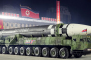 北朝鮮軍事パレード、11軸22輪の超大型車載式ICBMと潜水艦発射ミサイル「北極星4」初公開！