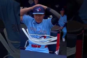 岡本和真がベンチでグルグル巻きにされる様子にMLBファン騒然！←「士気を上げるためだ」（海外の反応）