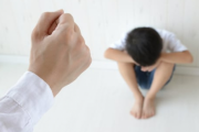 とある子供が喧嘩するとしょっちゅう友達に手を出していた。親「何でうちの子は手が出てしまうんでしょうか(泣)」先生「それはお母さんが…」