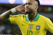 【ブラジル代表】ネイマール、強烈タックル被害後にも受難…　コロンビアMFとの“やり合い”に賛否両論