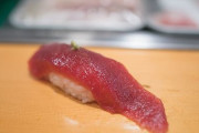 寿司食う時って１貫目はマグロ食うよね？