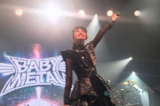 【真偽不明】ベルギー公演でSU-METALの肩にカップが当たった！？この笑顔で終われるってまじ女神