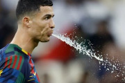 メッシやＣ・ロナウドが試合中にツバや水を吐き出す理由とは？