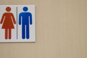 【トイレ】「『男性が青、女性が赤』という決めつけは性的少数者への配慮が足らない」指摘受け公衆トイレが色分けなしに・・・明石市