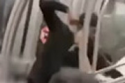 【動画】 NYの地下鉄で黒人がアジア人を無差別に暴行し気絶させる　他の乗客は歓呼の声