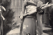 外国人「100年前の日本で正月を祝う女の子の写真を見つけた」