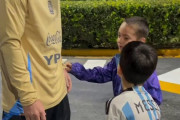 【動画】メッシ、小さなファンにやってほしいゴールパフォーマンスを言われてニヤリｗｗ