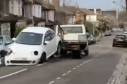 【動画】イギリスのレッカー車「ヨシ！準備オーケー！出発するぞ！！」