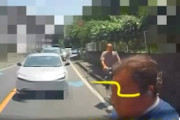 【動画】このBBAにピンと来たら110番。神奈川で当て逃げされたドラレコ。