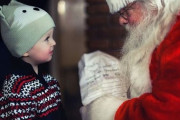 「ショッピングモールでサンタさんをしている人に質問、子どものお願いで一番変だったものは何？」回答いろいろ