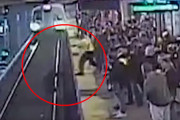 酔っ払い男性が線路に転落！危機一髪で男性を救った鉄道職員（アメリカ）