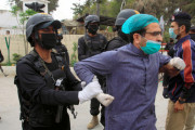 【パキスタン】「防護服もマスクも手袋もない！」抗議した医師らを一斉逮捕