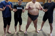 阪神・森下が相撲部屋トレ　上半身バキバキの肉体披露　四股＆ぶつかり稽古などで汗　力士の柔軟性にビックリ