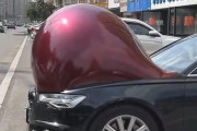 【動画】中国あるある、今度は暑くて自動車が自然発火ではなく自然膨張しだす！