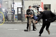 【安倍元首相銃撃】警官がぶつかって転んだ女子高生の容態が判明、車に轢かれそうに…