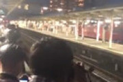 【動画】 撮り鉄集団が吹上駅で待機も、なぜか停車せずに通過され阿鼻叫喚ｗｗ