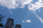 医師感謝「士気上がる」、航空自衛隊のブルーインパルスが晴天の都心上空を感謝の飛行…見守る人から大拍手！
