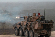 オーストラリア陸軍のボクサー装輪装甲車が実弾射撃と戦術訓練を実施！