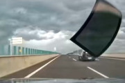 【動画】高速道路を走行中の車からリアガラスが飛んでくる事故(ﾟoﾟ)