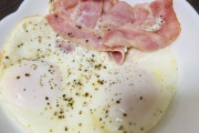 粗挽き胡椒のベーコンエッグ美味しく焼けたから見てよ！?
