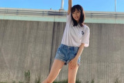 AKB48小栗有以（19）、ショーパンから伸びる生足美脚披露