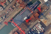中国の最新鋭空母「003型」、習主席の誕生日(6月15日)に進水か？…ドッグに注水、進水式の旗なども確認！