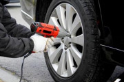 【悲報】ワイちゃん、タイヤ交換に最安で16万円プラス工賃を要求される