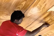 【動画】天井に手作業でリアルな木目調（フェイクウッド）を描く職人さん。