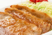 【夫婦/料理】夫「俺が好きな生姜焼きは、薄い肉にたっぷり玉ねぎを絡めたやつ。こんな分厚いごちそうっぽいのじゃない」　じゃあ初めから言えよ