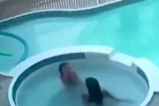 【動画】少女の長い髪がプールの排水口に吸い込まれる事故。