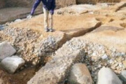 秀吉が築いた指月・伏見城の石垣跡が想定区域外から出土　単郭式とみられた城は複郭式だったか