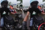 【動画】珍しいパターンで大切なバイクを倒してしまったライダーさん。