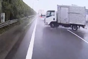 【動画】雨の高速道路でスリップしたトラックが目の前に迫ってくるの怖すぎワロタ。