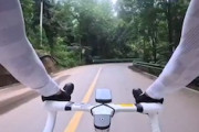 【動画】事故って男女仲良く川に転落するロードバイク乗りたちの車載。