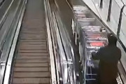 【動画】エスカレーターの女性が大量のショッピングカートに襲われる事故。
